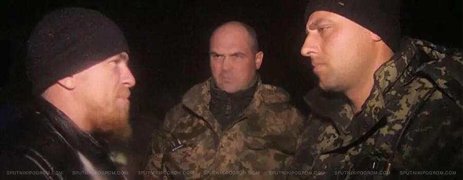 Враги получили возможность взглянуть друг другу в глаза Моторола и офицер - фото 21