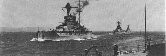 Линейные корабли Warspite Valiant и Malaya во время учебного выхода в - фото 43