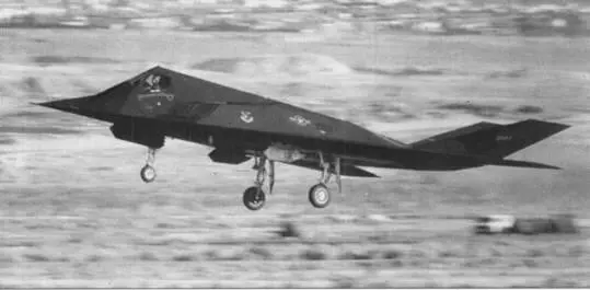 На авиабазе Неллис выполняет посадку F117A 840810 1 апреля 1991 г Это - фото 148
