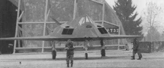 F117A перед ангаромукрытием на авиабазе Авиано 21 февраля 1991 г Найтхоки - фото 154
