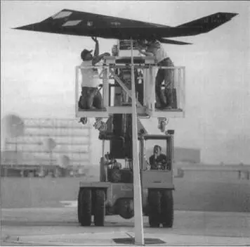 Специалисты готовят модель F117А в масштабе 14 к испытаниям па оценку - фото 26