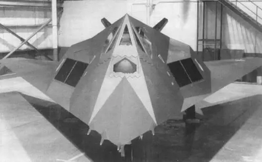 Самолет F117A оснащен четырьмя приемниками воздушного давления Один приемник - фото 47
