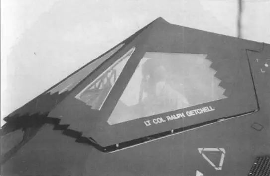 Односегментный фонарь кабины самолета F117A Фонарь представляет собой - фото 71