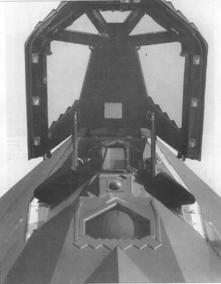 Вид спереди открытого фонаря кабины самолета F117A Хорошо видны зацепы замков - фото 73