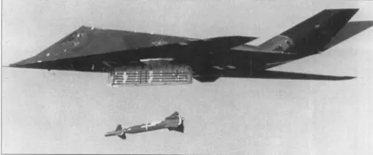F117A способен нести боеприпасы нескольких типов Главным образом - фото 9