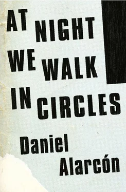 Daniel Alarcón At Night We Walk in Circles обложка книги