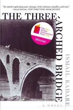 Ismail Kadare Three Arched Bridge обложка книги