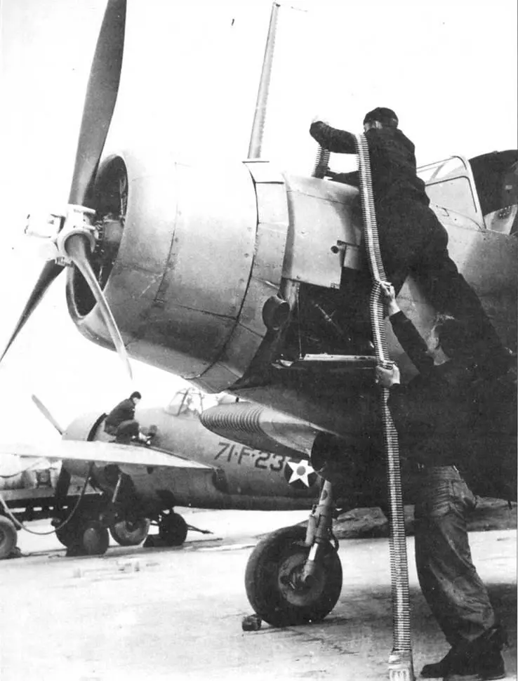 Оружейная команда загружает в патронные ящики TBD патроны для носового пулемёта - фото 101