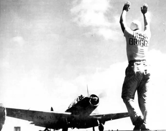 Стартёр Bosn Briggs в жёлтой майке подаёт сигналы TBD1 на бомбодержателе у - фото 102