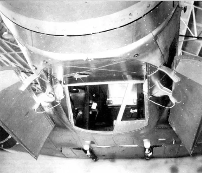 Две складных створки закрывали окно под бомбовый прицел когда прицел не - фото 104