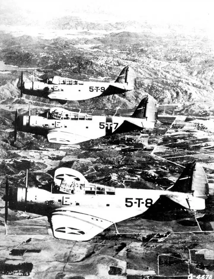 Тройка TBD из VT5 летит над Калифорнией 1940 год 5Т7 имеет синюю полосу - фото 53