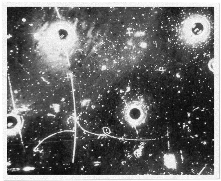 Fig 48 A neutral current event as observed in the Gargamelle bubble - фото 62