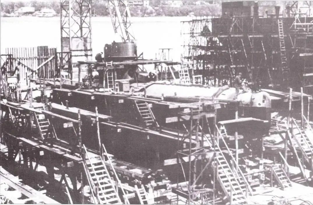 U 2323 в начале мая 1944 года в эллинге 34 Дойче верфт Корпус подлодки уже - фото 17