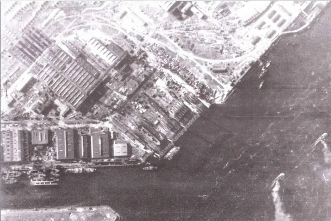 Фотоснимок Дойче верфт сделанный британским разведчиком 29 октябри 1944 годи - фото 18