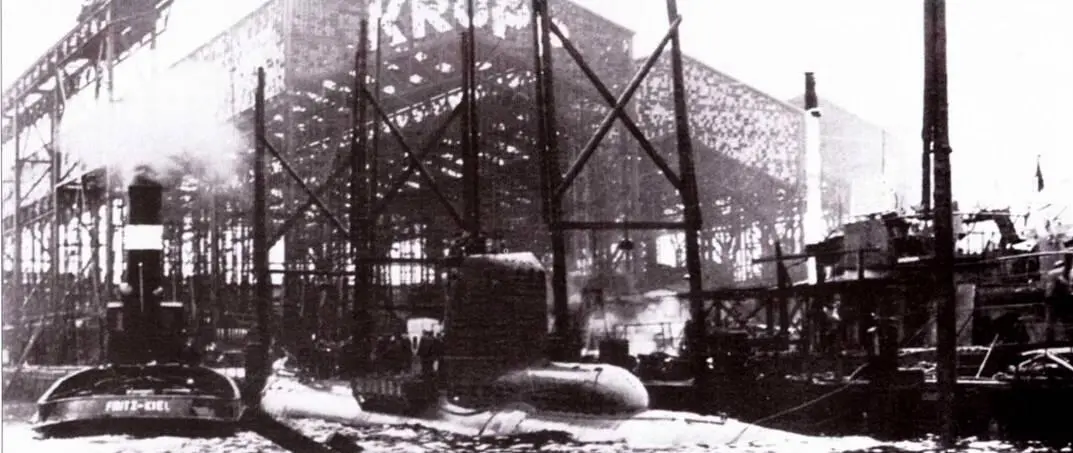 U 2333 после спуска со стапеля 16 ноября 1944 года у эллинга 6 верфи - фото 24