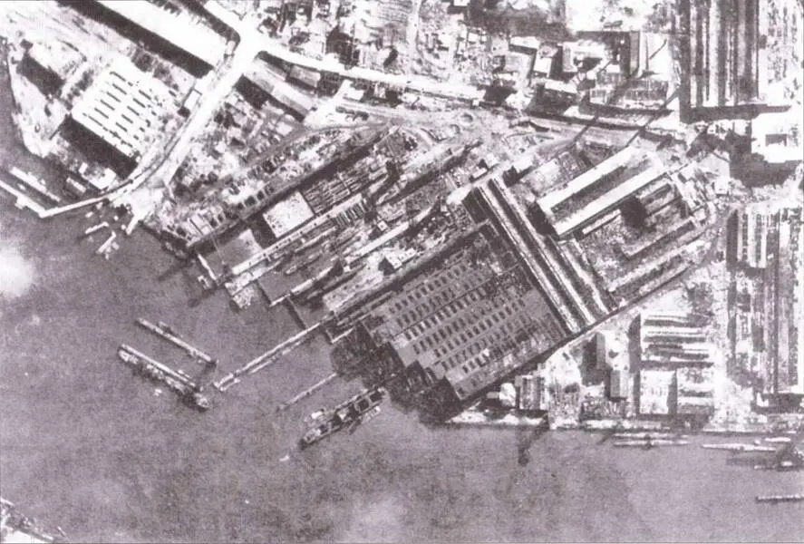 Аэрофотоснимок верфи Германии сделанный британским разведчиком 4 апреля 1945 - фото 31