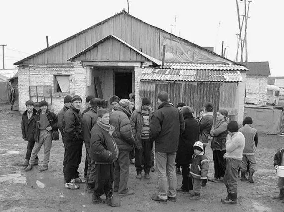 У жилой фермы пункта компактного размещения беженцев Яндаре Поселок Яндаре - фото 29