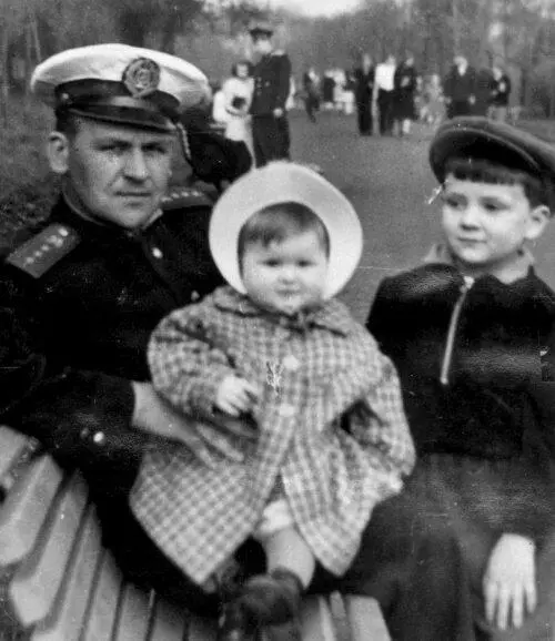 Дмитрий Левинский с сыном Костей и дочкой Таней 1954 Примечания 1 О них - фото 14