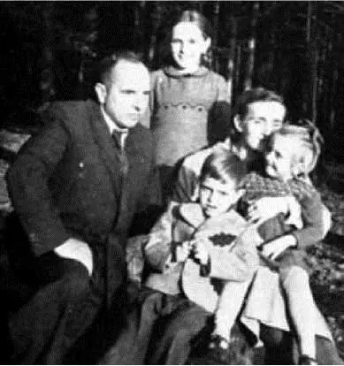 Степан Бандера с женой и детьми в лесу От обиды и отчаяния оуновский боевик - фото 6