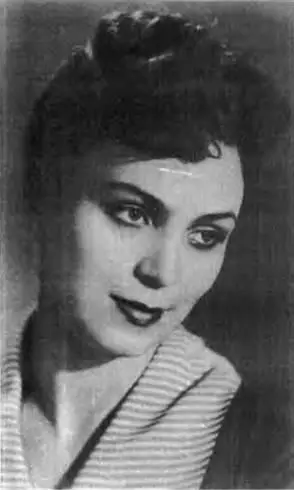 Мои будущая жена Алла Китаева 1960 г Семейный портрет в интерьере Сидят - фото 30