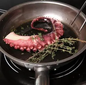 2 Вынуть осьминога из кипятка и под холодной водой руками снять скользкую - фото 383