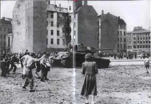 Жители Восточного Берлина забрасывают камнями советский танк 17 июня 1953 г - фото 42