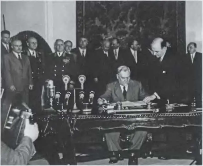 Булганин подписывает Варшавский договор 14 мая 1955 г Вместо Маленкова - фото 54