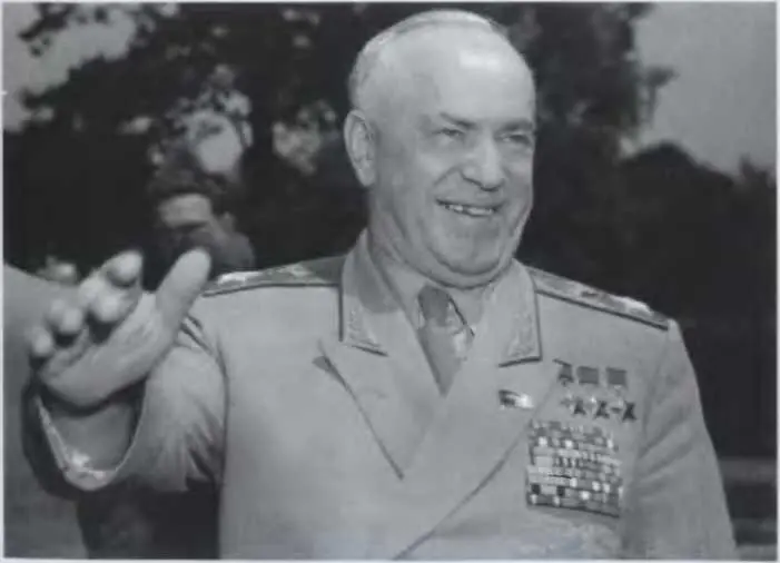 Жуков на приеме в Женеве в честь американской делегации июль 1955 г Маршал - фото 57