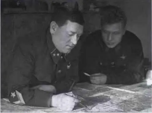 Комиссары подчинялись только вышестоящим комиссарам заподозрив командира в - фото 84