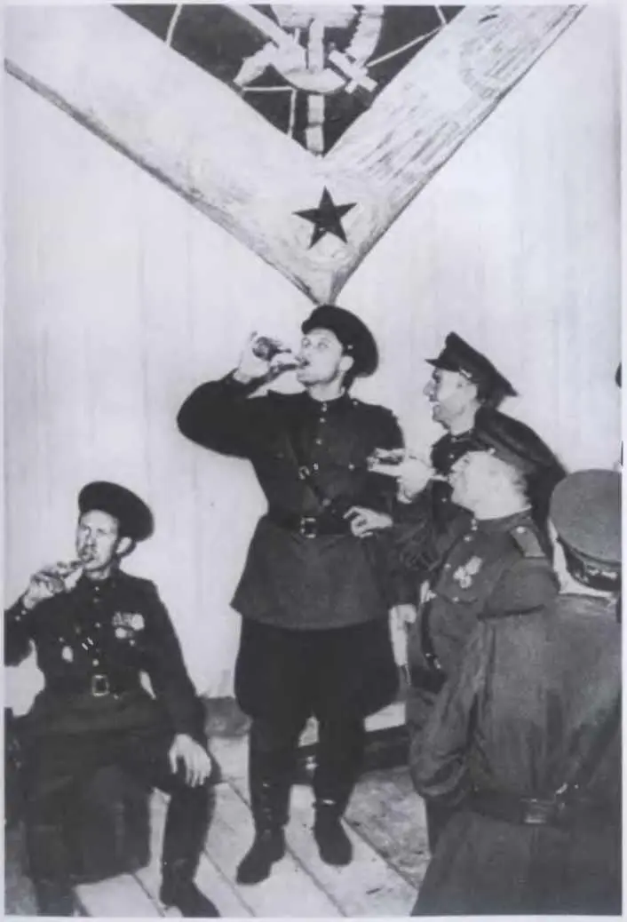 Советские военнослужащие пьют водку советская зона оккупации Германия 1947 - фото 90