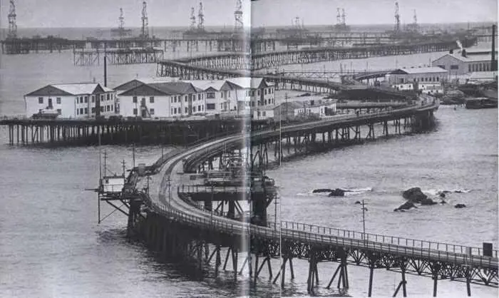 Поселок нефтяников Нефтяные камни в Каспийском море 1960 г Азербайджанская - фото 95