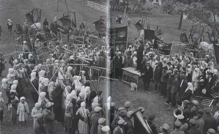 Крестьяне из колхоза имени Ленина на митинге перед началом уборки урожая - фото 99