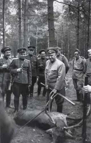 Маршал Жуков с охотничьим трофеем 1950 г Ключевой момент Почему найденные - фото 116
