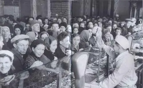 Гастроном Очередь за мясом Москва 1947 г Центральный рынок в Москве - фото 123