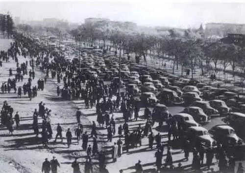 Пробка у стадиона Динамо перед футбольным матчем Москва 1956 г - фото 126
