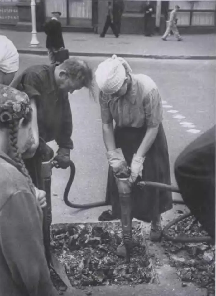 Дорожные работы Москва июль 1945 г Дай прикурить Москва улица - фото 132
