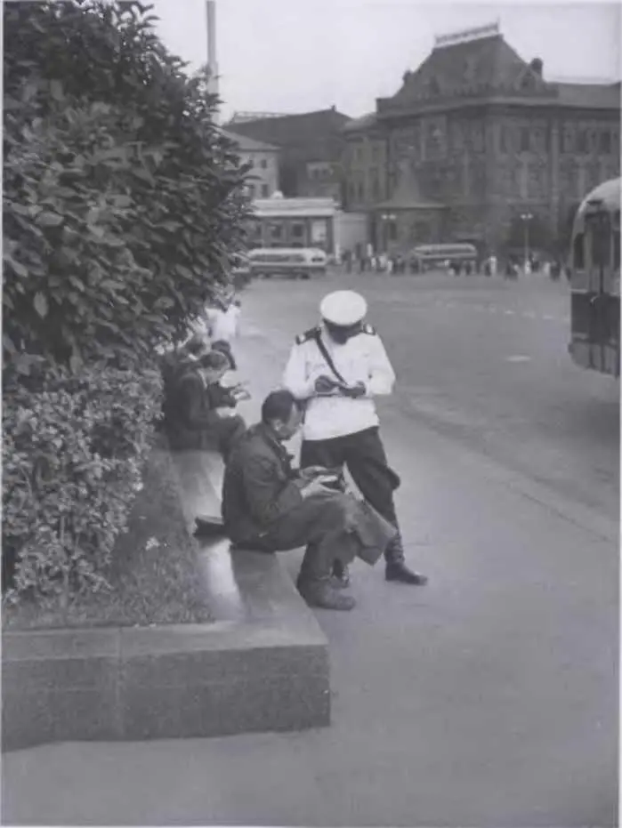Проверка документов Москва 1955 г Двухэтажный троллейбус на улице - фото 134