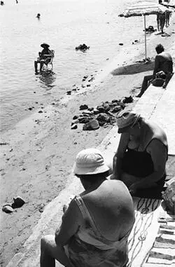 The children are nervous They do not want to jump The sea urchins frighten - фото 63