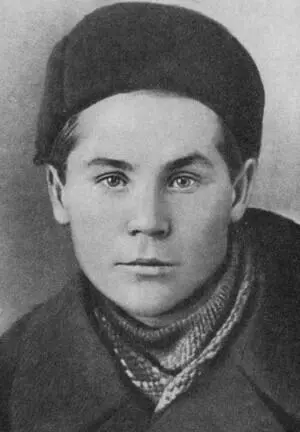 Николай Петрович Майоров родился в 1919 году в семье ивановского рабочего Еще - фото 17