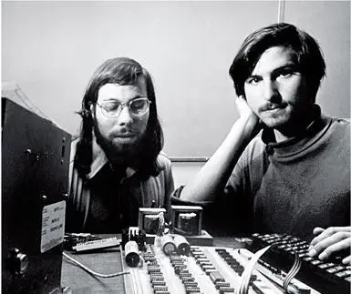 Стив Возняк и Стив Джобс за работой над Аррlе 1 в 1976 году 6 Apple Сказать - фото 8