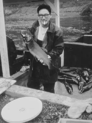 Harvesting salmon pituitary glands for future Nobel Prize winner Michael - фото 12