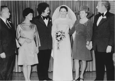 Wedding photo of Tara and me December 10 1972 with left Dad and Mom and - фото 19