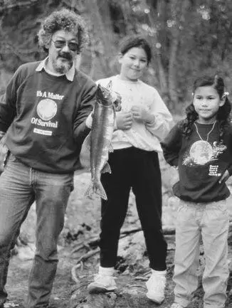 Severn and Sarika admiring a spawnedout chum salmon in the Stein Valley Thanks - фото 24