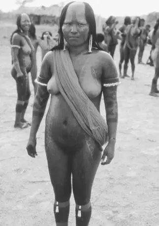 Kaiapo woman in Gorotire prepared to dance which they threw out into the pool - фото 28