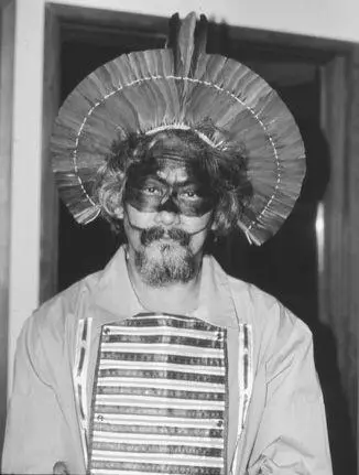 Demonstrating the headdress given to me by Paiakan at Altamira dragged coals - фото 34