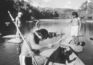 Paiakan right lifting an electric eel while Mokuka dispatches another one - фото 36