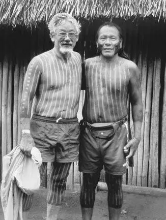 Paiakan and me displaying his wife Irekrans paint job TEN DOWN UNDER WHEN I - фото 40