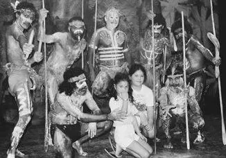 Sarika and Severn posing with David Hudsons dance troupe in Queensland One of - фото 42