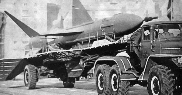 Ракета системы Даль на параде в Москве В начале 1963 года основная тематика - фото 167