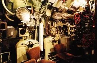 Пост управления рулями глубины на субмарине Вильгельм Бауэр Слева кресло - фото 121